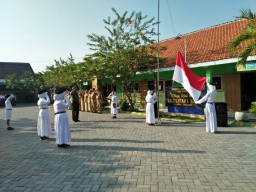 Babinsa 0816/06 menjadi pembina upacara di sekolah