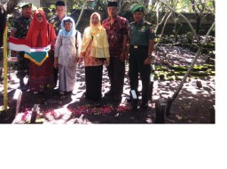 DANRAMIL MENGHADIRI PEMASANGAN BAMBU RUNCING PEJUANG KEMERDEKAAN RI