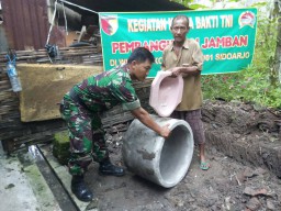 Babinsa Koramil 01/Kota bantu warga buat Jamban