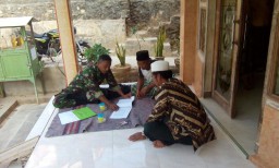 Babinsa Kalidawir dan Kedung Banteng melaksanakan komsos dengab warga binaanya
