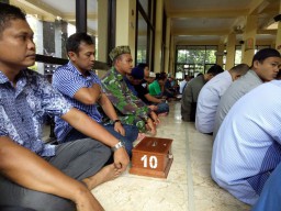 Babinsa 0816/17 Gedangan melaksanakan sholat jumat bersama warga sekitar