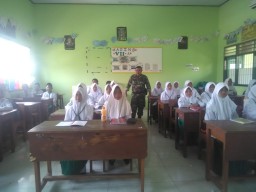Anggota Ramil 07 Berikan Wasbang di SMP Islam Rejeni