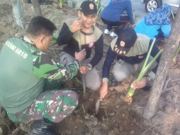 Anggota Ramil 0816/09 melaksanakan kegiatan Karya Bakti untuk membuka kawasan bersih dan hijau