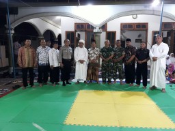 Kebersamaan Babinsa bersama warga desa binaan falam Dzikir dan Doa