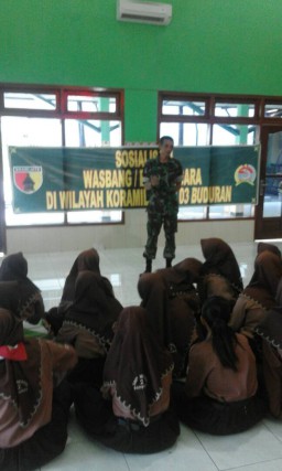 Babinsa Sidokepung berikan materi wasbang di SMP Sidokepung