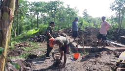 Babinsa 0816/06 bantu bangun rumah warga.