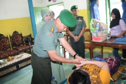 Anjangsana Kasrem 084/Bj kepada anggota yang menderita sakit di wilayah Sidoarjo