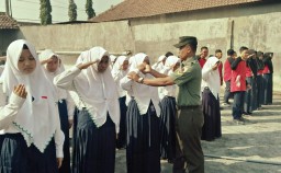 Anggota Koramil 0816/06 melatih PBB dan berikan materi wasbang di Sekolah MTs Al-Hikmah