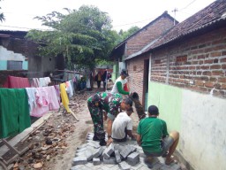 Kerja bakti pemasangan paving oleh Babinsa 02/Candi dan warga
