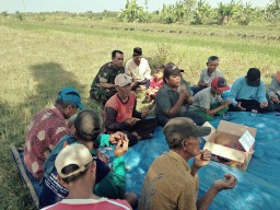 BABINSA KALIDAWIR HADIRI ACARA SYUKURAN DAN DOA BERSAMA POKTAN