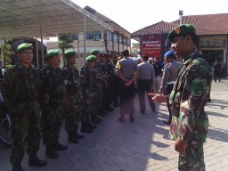 Menciptakan suasana kondusif, TNI bersama Polres Sidoarjo patroli bersama
