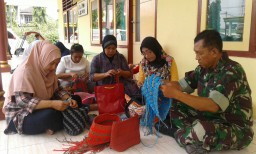 Anggota Ramil 05 tumbuhkan kepedulian terhadap usaha kecil