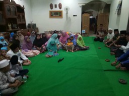 Menjaga tali silaturahmi Babinsa Buka puasa bersama warga desa Tambak Sumur