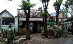 Anggota Kodim 0816/Sidoarjo fokus bantu korban bencana alam puting beliung di Krian