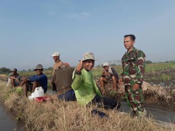 Babinsa 06/Tanggulangin beri motivasi petani di sela-sela istirahat tanam padi