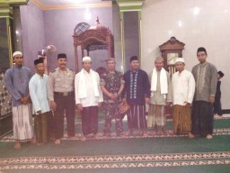 BABINSA DESA BANJARSARI MENGHADIRI SAFARI RAMADHAN DI MASJID DARUSSALAM