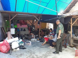 Koramil 0816/ 06 Tanggulangin Melaksanakan Kunjungan Ke Pengarajin Kulit