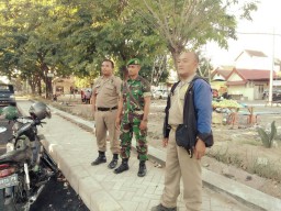 Babinsa Bantu Satpol PP Lakukan Pemantauan Aktivitas di Pasar Wisata.