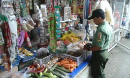 Pemantauan harga sembako di pasar oleh Babinsa Koramil 0816/18 Sedati