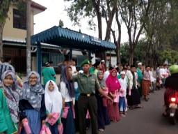 Peduli sesama, anggota Koramil 01/Sidoarjo kota bagi Takjil Gratis