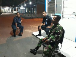 Babinsa 0816/ 06 Tanggulangin Sambangi Pos Satpam, yakinkan wilayah aman