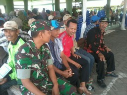 Anggota Ramil 0816/08 Melaksanakan giat Rutinitas Komsos dengan Masyarakat