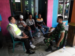 BABINSA BERBEK BERSAMA BABINKAMTIBMAS MELAKSANAKAN KOMSOS DI WILAYAH DESA BERBEK WARU