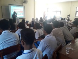Danramil 0816/16 waru memberikan pembekalan pada SMA BHAYANGKARI 4 waru dalam rangka MPLS.