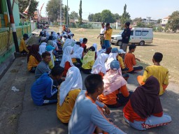 Sertu Yulianto bersama anggota polsek Prambon melaksanakan kegiatan pelatihan Pakibraka