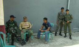 Sertu Mulyanto adakan komsos dengan anggota Linmas