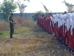 Anggota Koramil Prambon berikan ilmu wasbang dan latih PBB pada siswa baru