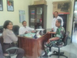 Babinsa Koramil 01/kota melaksanakan komsos dengan Lurah Pekauman