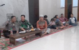 Babinsa 06/Tanggulangin bersama Babinkantibmas sambangi toga
