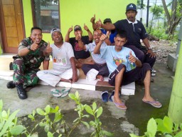 Komunikasi sosial masyarakat desa Tambak Sumur bersama Babinsa Koramil 0816/16 Waru