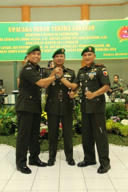 Salam Komando, Letkol Inf Andre Julian dan Letkol Inf Fadli Mulyono.