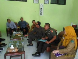 Anggota Koramil 07 dalam penegakan dan ketertiban pedagang kaki lima Krembung