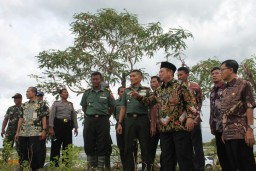 Dandim 0816/Sda bersama Bupati Sidoarjo melaksanakan sidak pembuatan bypass sungai Kali Sogo