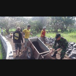Babinsa 06 bersama warga laksanakan kerja bakti pemasangan paving