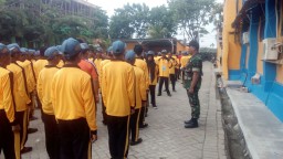 BATITUUD KORAMIL 0816/03 BUDURAN DENGAN DIBANTU 3 ORANG BABINSA MEMBERIKAN MATERI PBB