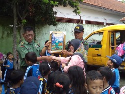 Koramil 0816/13 Wonoayu mengenalkan profil TNI AD sejak usia dini