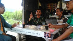 Mempererat Tali Silaturahmi, Babinsa bersama warga ngopi bareng