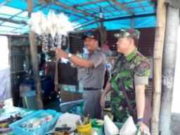 Babinsa 0816/06 Bantu Satpol PP Cek Sembako di Pasar Kludan