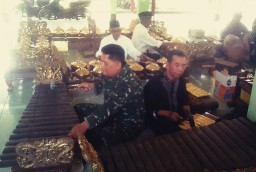 Anggota 0816/09 Krian bersama warga desa Keterungan Rek ayo rek pado podo melestarikan budaya