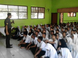 Serka Sutris bagikan ilmu tentang wasbang pada Siswa/Siswi