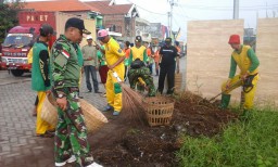 Babinsa 18 bersama perwakilan pelajar SD-SMA se Kec. Sedati melaksanakan karya bakti