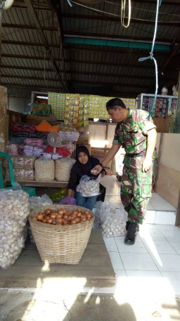 Babinsa Koramil 04/Porong turun ke Pasar Porong mengecek perkembangan harga sembako