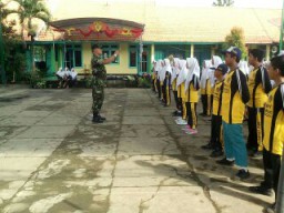 Anggota Ramil 07/Krembung berikan materi wasbang di SMPN 1 Krembung