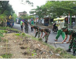 Karya Bhakti dalam rangka Serbuan Teritorial, koramil 17 melaksanakan pembersihan di Desa Gemurung