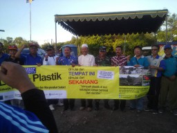 Danramil 0816/18 Sedati beserta anggota hadir dalam acara Word Ocean Day di Desa Gisik Cemandi