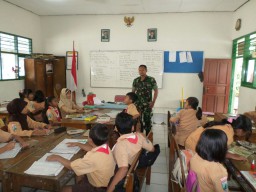 Babinsa 0816/02 Candi berikan wasbang di sekolah wilayah Candi